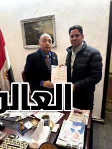 الكاتب الصحفى طارق درويش رئيس الحزب يسلم الزميل سعيد القرار