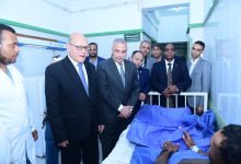 محافظ سوهاج ورئيس الجامعة يطمئنان على مصابين غزة بمستشفى الجامعة